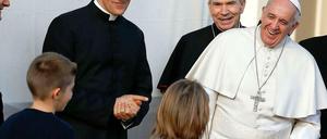 Papst Franziskus begrüßt Kinder in Rom.