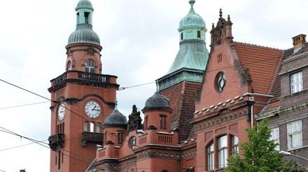 Im Zentrum am Stadtrand. Das Pankower Rathaus wirkt wie eine Trutzburg aus der Vergangenheit.