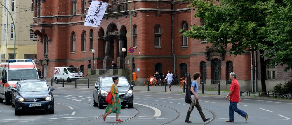 Im Zentrum am Stadtrand. Das Pankower Rathaus wirkt wie eine Trutzburg aus der Vergangenheit.