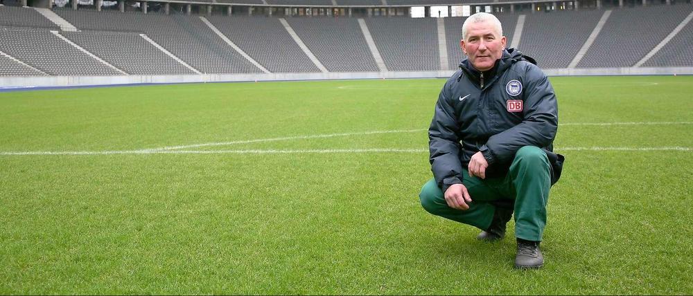 Herr der Halme. Alain Cairncross, Platzwart - pardon! - "Greenkeeper" im Olympiastadion Berlin.