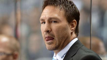 Tomlinson ratlos. Der Trainer der Eisbären bekommt keine Ruhe in die Mannschaft.