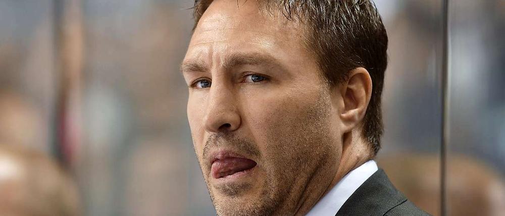 Tomlinson ratlos. Der Trainer der Eisbären bekommt keine Ruhe in die Mannschaft.