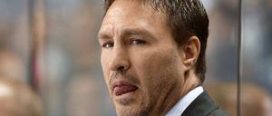 Tomlinson ratlos. Der Trainer der Eisbären bekommt keine Ruhe in die Mannschaft.