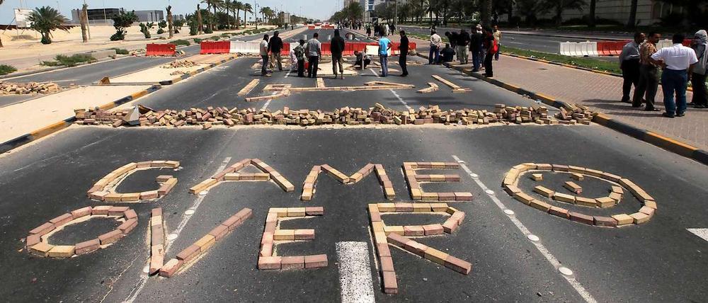 Unmissverständlich schrieben Demonstranten am Wochenende auf diese Straße in Manama, wie sie sich die politische Zukunft des regierenden Königshauses in Bahrain vorstellen.