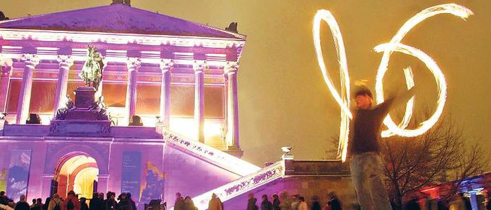 Durchhalten bringt’s. Wer zur Langen Nacht gehen möchte, muss sich auf lange Wartezeiten einstellen. Gegen die Kälte hilft warme Kleidung – oder Bewegung.