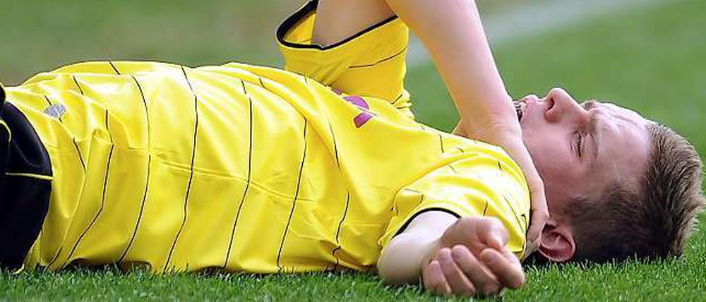 Dortmunds Sven Bender hat sich beim Gastspiel in Hoffenheim die Schulter ausgekugelt und fällt wohl mindestens zwei Wochen aus.