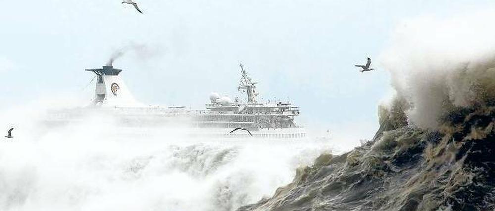 Gefahr aus dem Meer. Ein Sturm wühlt das Wasser auf. Seebeben können mindestens ebenso hohe Wellen auftürmen.