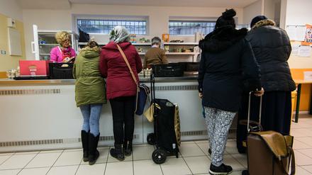Menschen bei der Tafel. Wird das künftig für mehr Leute eine Option werden?