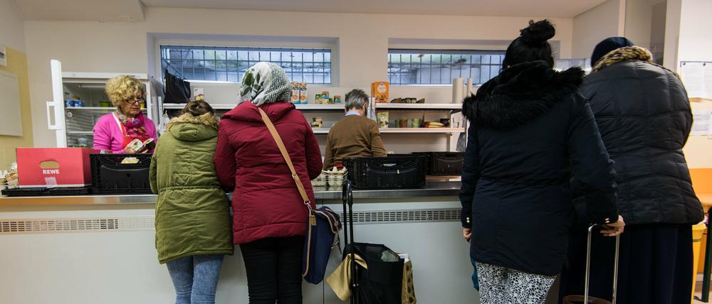 Menschen bei der Tafel. Wird das künftig für mehr Leute eine Option werden?