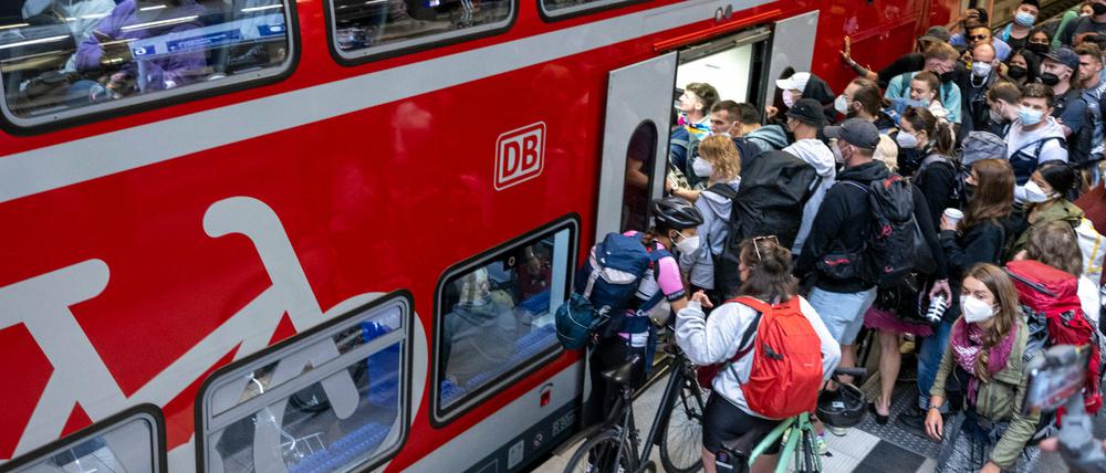 Durch das 9-Euro-Ticket sind Regionalzüge an die Ostsee in den Sommermonaten noch beliebter als sonst - bis zur Überfüllung.