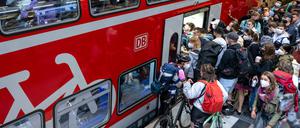 Durch das 9-Euro-Ticket sind Regionalzüge an die Ostsee in den Sommermonaten noch beliebter als sonst - bis zur Überfüllung.