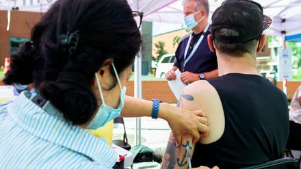 Ein Mann in New York lässt sich in einer ambulanten Klinik in Montreal gegen Affenpocken impfen.