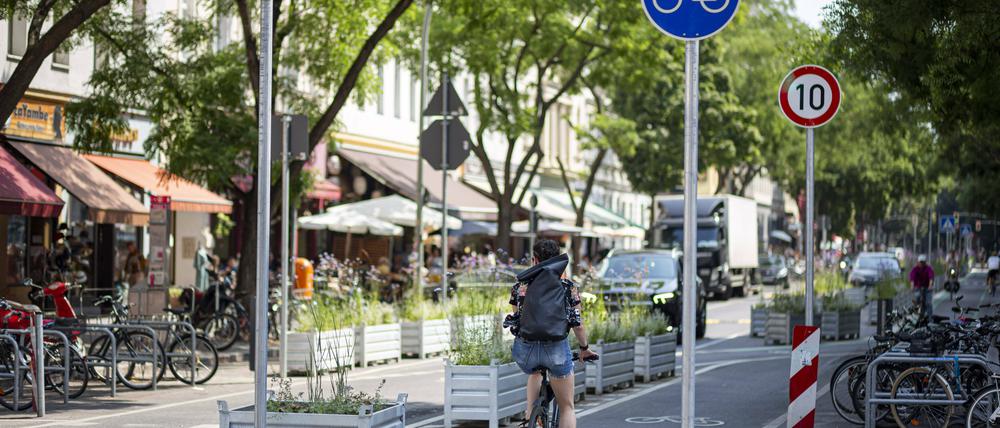 Seit 2021 gilt in der Kreuzberger Bergmannstraße ein Tempolimit von 10 für Radfahrer - berlinweit einmalig.