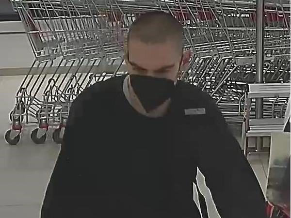 Zeugen, die den Mann erkennen, Angaben zu seiner Identität oder seinem Aufenthaltsort machen können, sind aufgerufen, sich bei den Ermittlungsbehörden zu melden.
