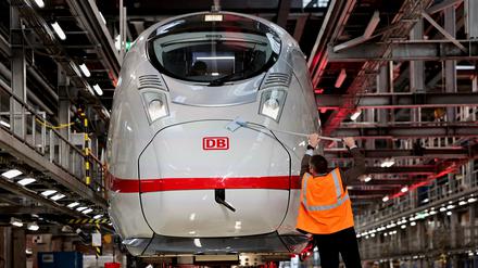 Der neue ICE 3 wird im Februar 2022 in Berlin gereinigt.
