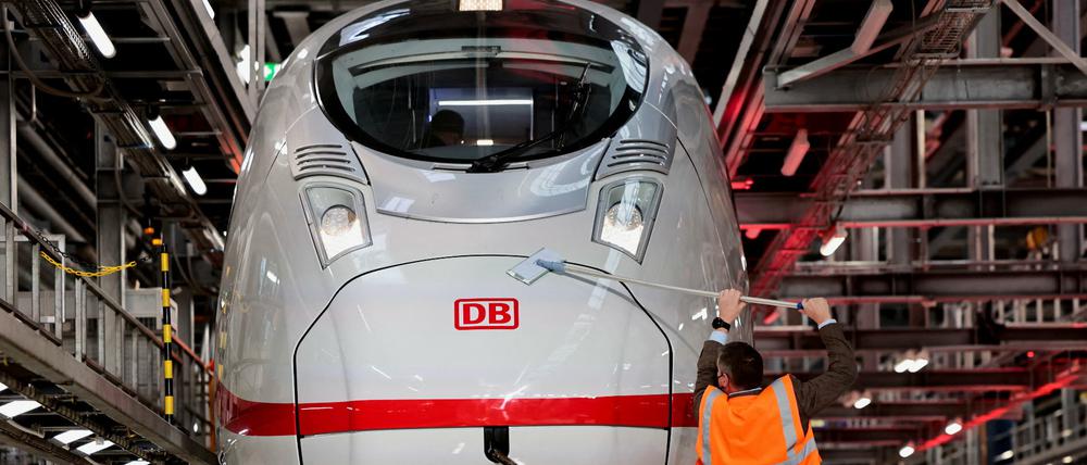 Der neue ICE 3 wird im Februar 2022 in Berlin gereinigt.
