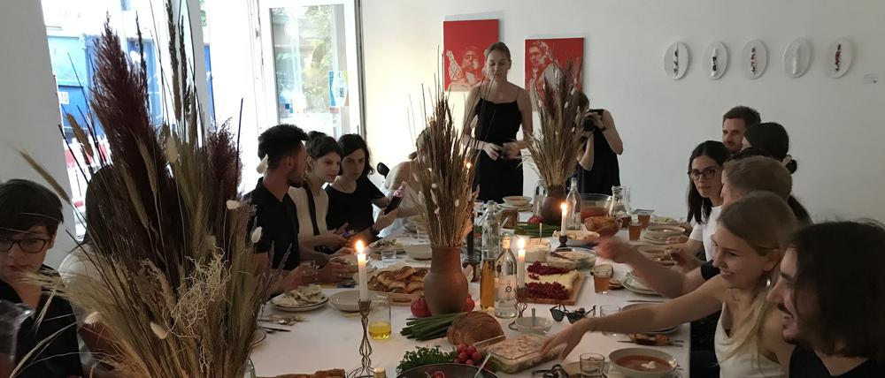 Essen und Gemeinschaft als alternative Form von Kunst: Valentina Odarenko hat ukrainische Speisen zubereitet.