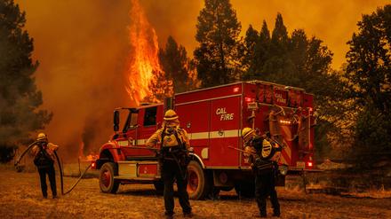 Feuerwehrleute bereiten ihren Einsatz nahe dem US-Nationalpark vor.