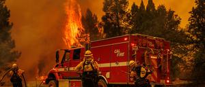 Feuerwehrleute bereiten ihren Einsatz nahe dem US-Nationalpark vor.