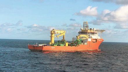 Erst die Überfischung der Meere, nun der industrielle Abbau von Manganknollen auf dem Meeresboden. Noch handelt es sich bei der „Erntemaschine“, die an dem Schiff hängt, um einen Prototyp. 
