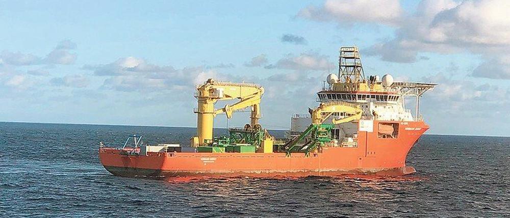 Erst die Überfischung der Meere, nun der industrielle Abbau von Manganknollen auf dem Meeresboden. Noch handelt es sich bei der „Erntemaschine“, die an dem Schiff hängt, um einen Prototyp.