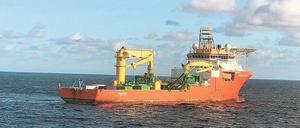 Erst die Überfischung der Meere, nun der industrielle Abbau von Manganknollen auf dem Meeresboden. Noch handelt es sich bei der „Erntemaschine“, die an dem Schiff hängt, um einen Prototyp. 