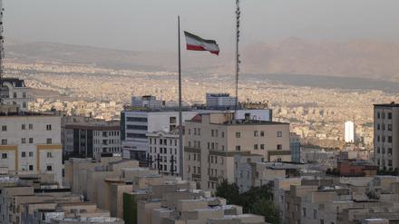 Eine iranische Flagge weht über einem Viertel von Teheran (Symbolfoto).