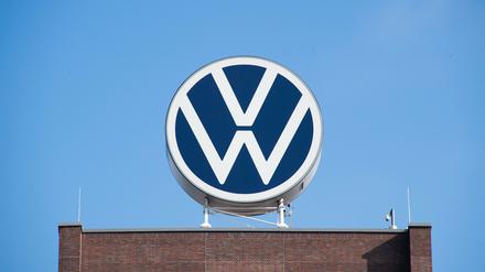 Das Markenhochhaus vom Volkswagen auf dem Gelände vom VW Werk Wolfsburg. 