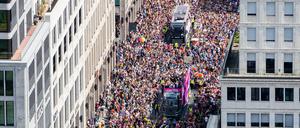 An mindestens zwei Wagen auf dem Berliner CSD waren am Wochenende Security eingesetzt, die rechte Symbole zur Schau stellten.