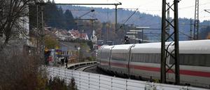 ARCHIV - 06.11.2021, Bayern, Seubersdorf: Der ICE, in dem eine Messerattacke stattfand, steht im Bahnhof. Mehr als acht Monate nach den Messerattacken eines mutmaßlichen Islamisten auf Reisende in einem ICE in Bayern hat die Bundesanwaltschaft Anklage gegen den Mann erhoben. Foto: Angelika Warmuth/dpa +++ dpa-Bildfunk +++