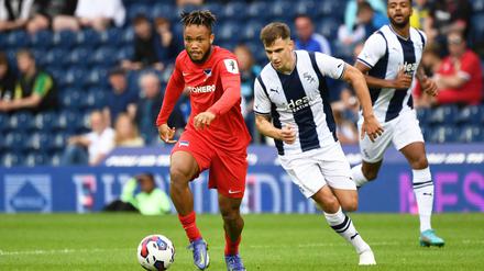 Neuzugang Chidera Ejuke (l.) kam im Test gegen West Bromwich Albion zum Einsatz.