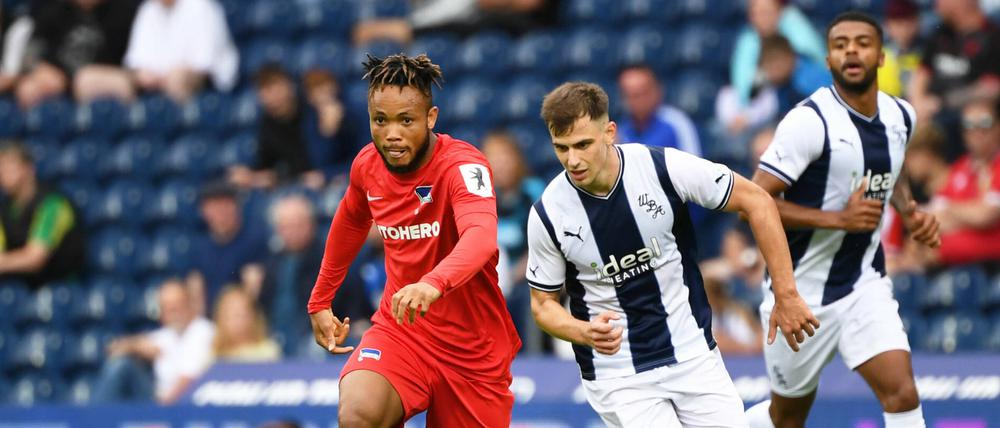 Neuzugang Chidera Ejuke (l.) kam im Test gegen West Bromwich Albion zum Einsatz.