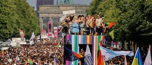 Das pralle queere Leben: der CSD-Demonstrationszug auf der Straße des 17. Juni.