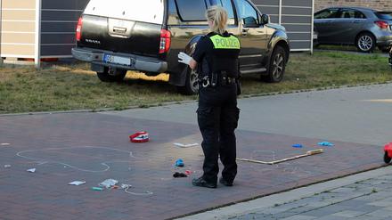 Eine Polizistin sichert an der Unfallstelle Spuren.