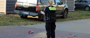 Eine Polizistin sichert an der Unfallstelle Spuren.