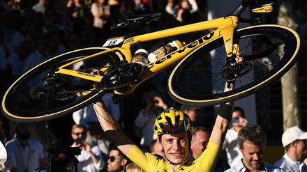 Der Sieger der 109. Tour de France: Jonas Vingegaard aus Dänemark.
