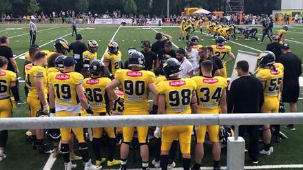 Die Berlin Adler besprechen sich im Derby und kassieren am Ende eine Niederlage.