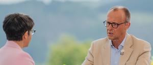Moderatorin Shakuntala Banerjee spricht beim ZDF-Sommerinterview mit dem CDU-Vorsitzenden Friedrich Merz.