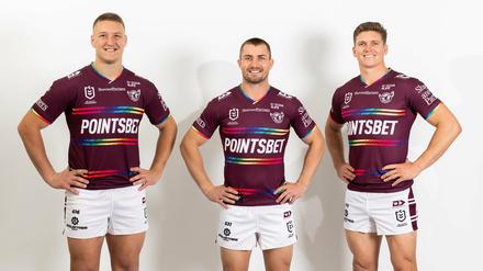 Die Spieler Sean Keppie (l.), Kieran Foran und Reuben Garrick (r.) der Manly Warring Sea Eagles tragen das Regenbogen-Trikot.