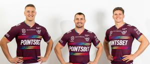 Die Spieler Sean Keppie (l.), Kieran Foran und Reuben Garrick (r.) der Manly Warring Sea Eagles tragen das Regenbogen-Trikot.