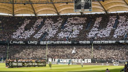 Beide Teams legten vor dem Anpfiff je einen Kranz im Mittelkreis des Spielfelds nieder.