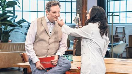 Riecht gut, hilft wenig. Dr. Yael Adler klärt Dr. Eckart von Hirschhausen auf. 