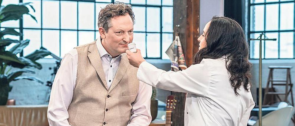 Riecht gut, hilft wenig. Dr. Yael Adler klärt Dr. Eckart von Hirschhausen auf. 