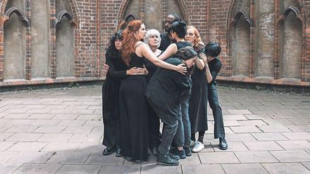 Tableau vivant nach Käthe Kollwitz. Der Hongkonger Künstler Isaac Chong Wai inszeniert in der Ruine der Franziskaner-Klosterkirche „Die Mütter“ .