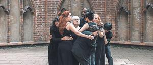 Tableau vivant nach Käthe Kollwitz. Der Hongkonger Künstler Isaac Chong Wai inszeniert in der Ruine der Franziskaner-Klosterkirche „Die Mütter“ .