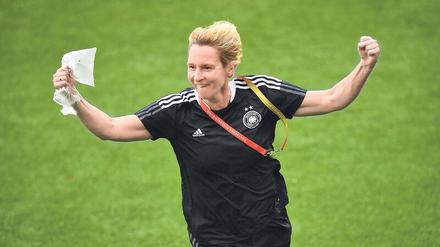 Locker statt verkrampft. Martina Voss-Tecklenburg musste erst in ihre Aufgabe als Bundestrainerin hineinwachsen. Das scheint ihr nun gelungen zu sein. Foto: 