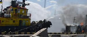 Die Feuerwehr von Odessa bekämpft nach dem russischen Beschuss Brände im Hafen.