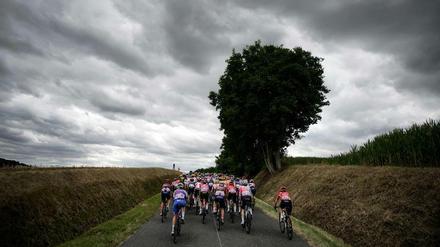 Graue Wolken über der Tour. Das Frauen-Rennen wird bisher überschattet von schweren Stürzen.