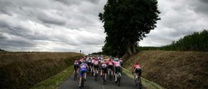 Graue Wolken über der Tour. Das Frauen-Rennen wird bisher überschattet von schweren Stürzen.