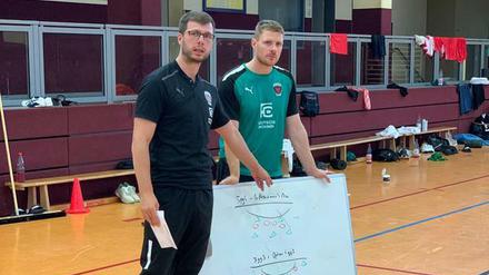 Mit System. Siewert (l.) bei der taktischen Arbeit mit dem Team.